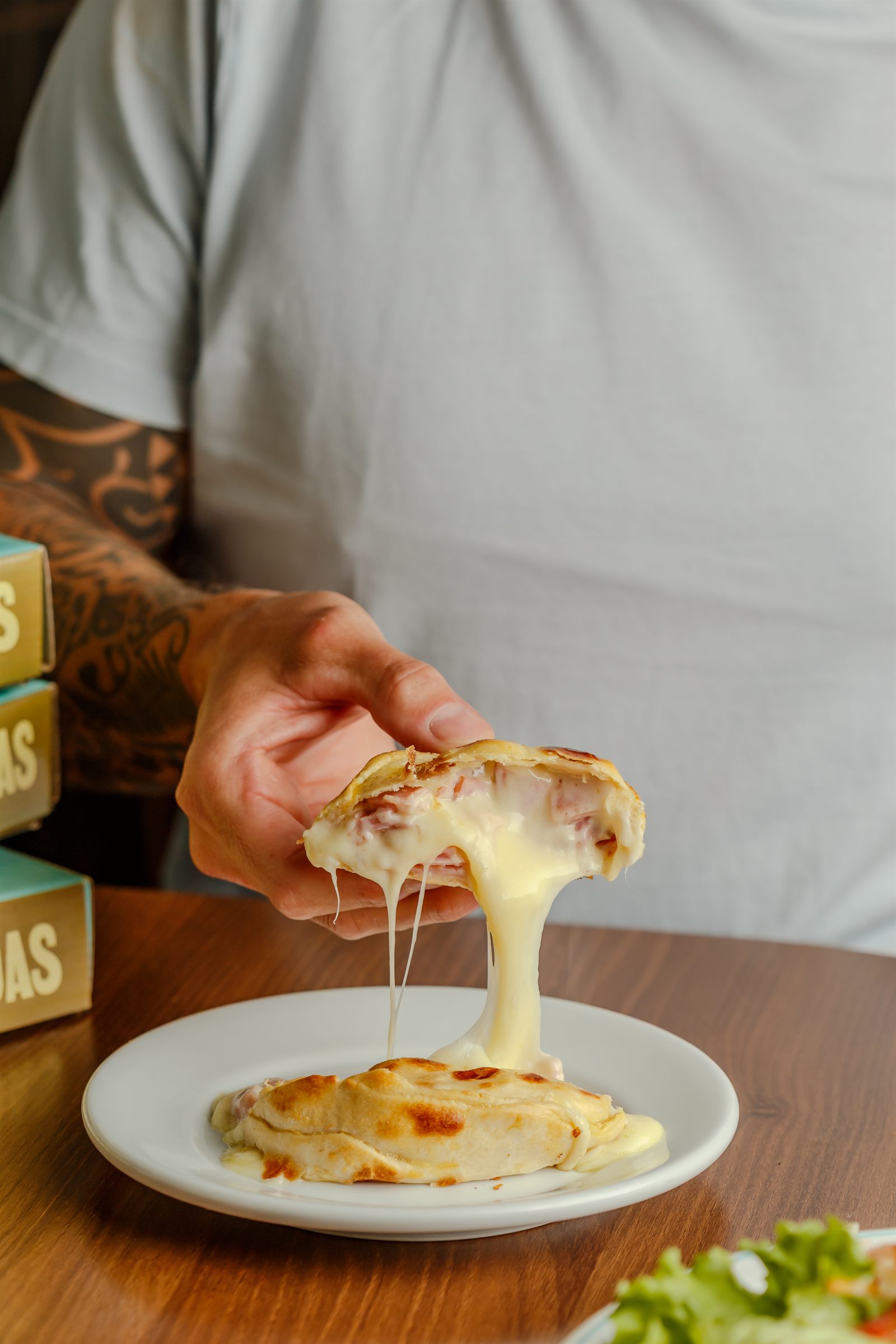 Empanada de queijo derretendo — La masa, señor