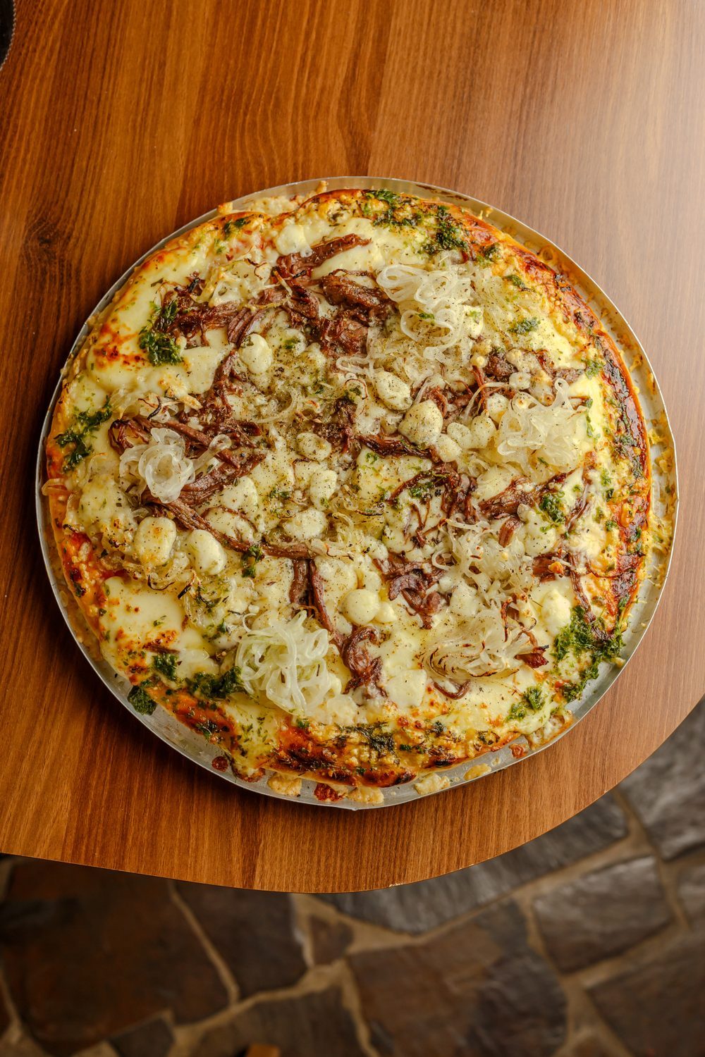 Pizza entera Muzza saindo do forno